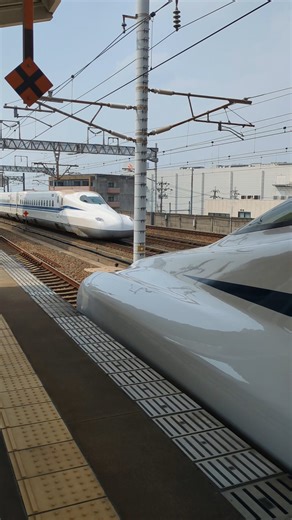 【新幹線】停車中のこだまを追い抜かしていくN700Sのぞみ号 #shorts #鉄道 #電車 #東海道新幹線 #新幹線 #n700s #のぞみ #通過