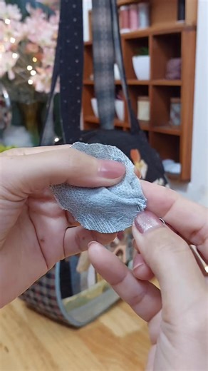 aom_dusa on Instagram: "วิธีตกแต่งปลายซิปแบบง่ายๆด้วยกระดุม 🥰❤️😍 #fblifestyle #applique #appliqué #quiltbag #quiltpatterndesigner #quiltlove #quilting #diy #Embroidery #tutorials #กระเป๋าผ้าแฮนด์เมด #patchwork #ต่อผ้า #เย็บผ้า #apliquick #Handmadebag #handmade"