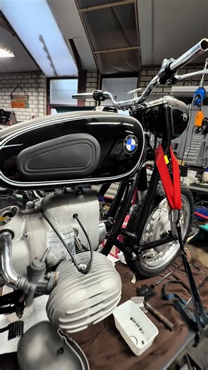 Klassischer BMW Boxer restauriert – bei Mat Beekers von Boxer Toko in Ysselsteyn (Niederlande) ⸻ In diesem Video werfen wir einen faszinierenden Blick auf einen liebevoll restaurierten klassischen BMW Zwei-Ventil-Boxermotor bei Boxer Toko von Mat Beekers in Ysselsteyn in den Niederlanden. Mat Beekers restauriert alte BMW-Motorräder von Grund auf – mit höchster Präzision, viel Erfahrung und echter Leidenschaft für klassische Technik – und bringt diese legendären Maschinen zurück auf die Straße. Z