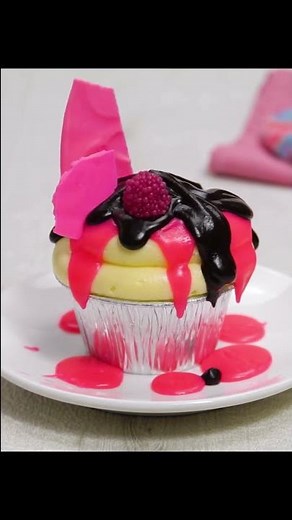 VIRAL Tiktok's Lollipop Cupcake Hack 😱🍭 #hooplarecipes #shorts #tiktok #cupcake