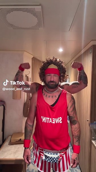 #lion #flex #cruise #80sparty #richardsimmons #cat #friends #BestFriends #fun #funny #lol @Daddy_juan_VonCoOchi