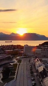 What a sight. A glowing Narvik under the midnight sun. 😍 With short distance from city to nature, there is plenty to be discovered in the Narvik region. 👉 VisitNarvik | Visit Northern Norway