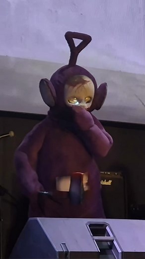 109K views · 2.7K reactions | Tinky Winky come una papilla infectada #slendytubbies #cosplay en el Geek Festival 2025. | Sombras de Rebelión | Facebook
