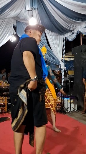 Di kasi BONUS langsung SAWERAN CAIR🤣🤣🤣 #jogedviral #viral #penariviral #hiburan #budaya #jogedbumbung #wahyuulangun #fyp #gadisbali #jogedbuleleng #sorotan #pengikut | Kadek Joged Bali