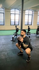 ➡️ WHAT’S THE BEST TRAINING SPLIT? Upper lower? Full body? Push pull legs? Bodypart splits? The list goes on… Like almost everything, it depends and it’s a case of finding what works for you. At the moment I’m training x4 a week and so typically go for an upper lower upper lower split which has been working well. For most people who I work with, they’ll usually be training 2-3 times a week and so I find that almost all of these people benefit training full body every session. Training everything