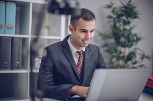 What are the Qualifications of an Administrative Assistant?