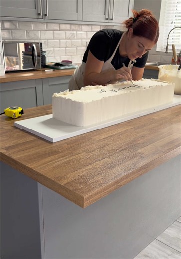Runway wedding cake — turning four cakes into one metre-long cake