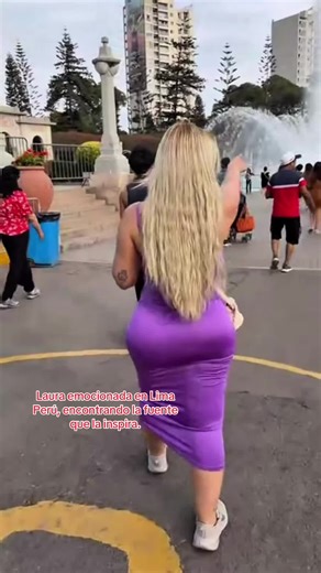 Laura en Lima Perú, encontrando la fuente que la inspira #lauramendoza #lauramendozaf88 #tiocolocho #laumendoza #lauraenperu