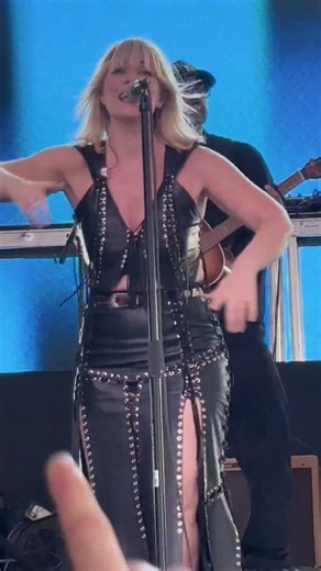 Natasha Bedingfield performs “Unwritten” to an extremely crowded audience at ACL Fest