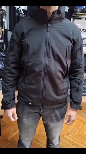🧥 Pentagon Jakna Artaxes Crna ✨ Karakteristike: 🧳 Veliki broj džepova 🎨 Dostupno u više boja 🌧️ Kapuljača za zaštitu od kiše i vetra 🧵 Soft-Shell – udobno, elastično i gusto tkanje 🔥 Grid-Tech – vunena mreža za termoregulaciju 💦 Otpornost na vodu i vetar sa visokim stepenom termoregulacije | Militaryshop BiH