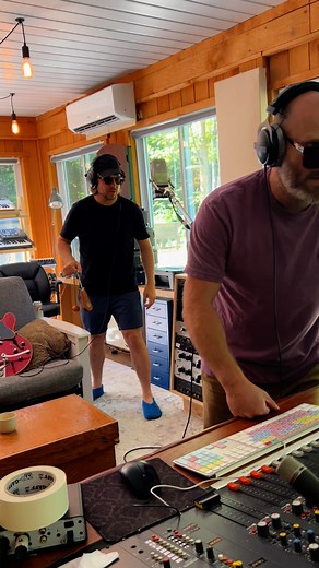 L’album avance bien. Les pistes de vibraslap sont terminées 🕺 | Bleu Jeans Bleu