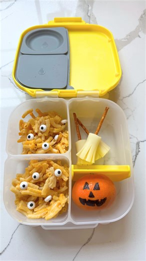 Maria | 4 Kids • Family Fun & Inspo on Instagram: "Calling all lunch makers! It’s time to make Halloween-themed lunches, but not the hard kind (because this mom of 4 doesn’t have time for that 😅) Grab your @bboxforkidsusa b.box lunchbox and let’s make some spooktacular, kid-approved lunches your little ghouls will actually eat! 👻 🧡 Lunch #1: • Jack-o’-lantern sandwich (just use an edible marker!) • Halloween pretzels • Hard-boiled “ghost” egg • Halloween fruit gummies • Ghost banana 🍌 💚 Lun