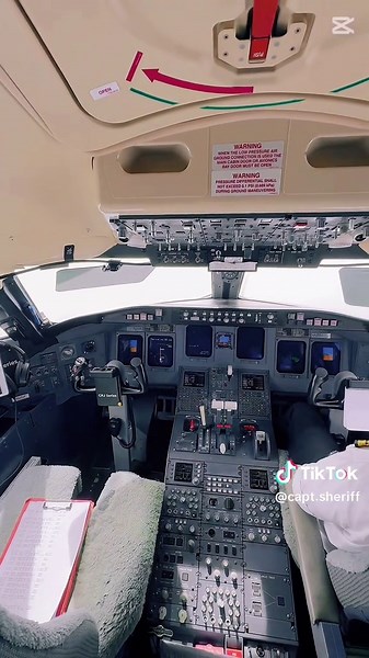 Exploring the Bombardier CRJ900 Cockpit Experience