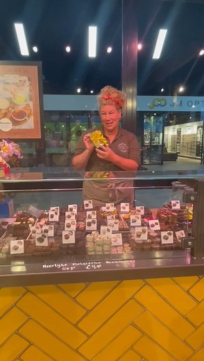 Nog 4 dagen en dan…. Uitreiking🏆 beste Foodspecialiteitenwinkel van Nederland. Doe mee! Deel en like dit bericht of schrijf een leuke reactie. Onder de delers/likers verloten we een heerlijke doos echte bonbons🎁. #Bestefoodspecialiteitenwinkel #Nederland #Gastrovino #enschede #stroink #winkelcentrumstroink #foodspecialiteitenwinkels #wijn #kaas #noten #bonbons #pralines | Gastrovino Vaneker