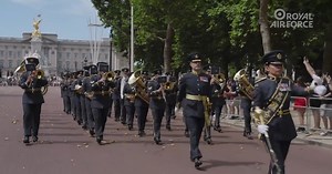 Enjoy the full video of the Central Band of the RAF marching Queen's Colour Squadron to #buckinghampalace, then St James's Palace during the #ChangingOfTheGuard 🥁🎺🏛 Loud, proud and ridiculously hot - it's been a fantastic 2 weeks for RAF Music! 🤩😎🌞 Gold star to anyone who can name all 5 marches! ⭐️ https://bit.ly/3Nz4vgC | RAF Music