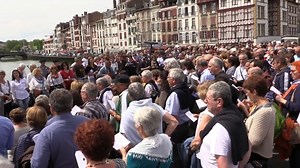 28K views · 1.2K reactions | Et si on finissait cette belle journée en musique... "Azken Dantza Hau" chanté dans les rues de Bayonne ❤️  vidéo de l'excellente page "Elantxobe Urdaibai" Belle soirée à tous!  | Que faire au Pays Basque | Facebook