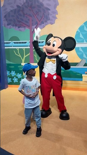 Meeting Mickey Mouse at EPCOT! #disney #mickeymouse