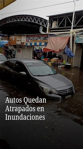 Cars trapped in floods in Durango