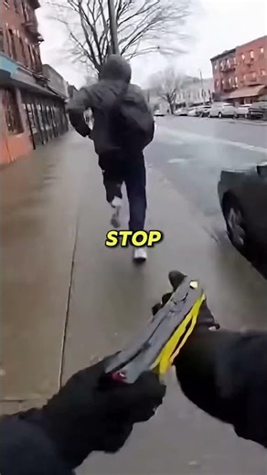 Brave Policeman Stops Store Robbery!