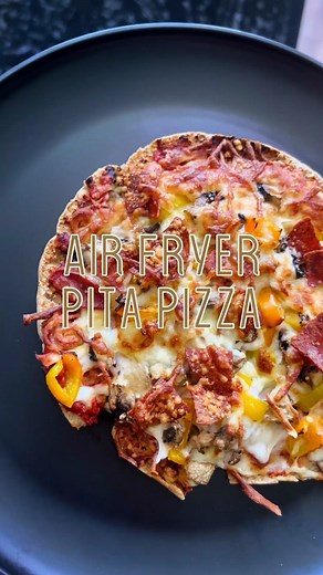 Air fryer Crispy Pita Pizza: an easy/quick lunch idea ☺️🍕 #pitapizza #airfryerrecipes #airfryerpizza #lunchideas
