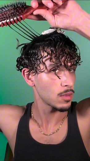 101K views · 679 reactions | Styling your curls with minimal effort with the BEST definition  Check out @omonthehair as he styles his curls effortlessly using our Define EdgeLift Brush in Brick Red. Bounce Curl works just as well for male curls, giving you the definition and control you need. Embrace your texture, fellas!  #unisexcurls #menscurls #bouncecurl #edgelift #curlyhair | Bounce Curl | Facebook