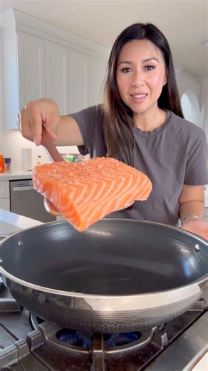 Save and share my easy Salmon Fried Rice! It’s a quick dinner you can make in under 20 minutes. Here’s the recipe. Ingredients: 8oz salmon fillet 1/4 tsp salt 1/4 tsp black pepper 2 tbsps olive oil 1/3 cup diced white onions 1/3 cup sliced green onions 1 tbsp minced garlic 2 eggs 3 cups day old rice 2 tbsps soy sauce 1 tbsp oyster sauce 1 tbsp sugar Instructions: Season the salmon with salt and pepper. Heat oil on medium high heat and sear salmon skin side down for 2 minutes and flip over and co
