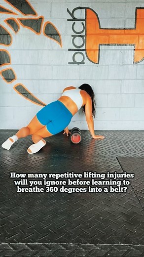 Bracing is NOT sucking IN 👇 Its using your diaphragm muscle to expand your core 360 degrees OUT with your inhale This outward pressure is used to create tension against your belt - the belt is not meant to create this tension on its own ‼️This is the MOST COMMON reason I see lifters get repetitive injuries And many athletes with low back history can struggle breathing into their injured side, preventing 360 expansion ✅To help them reconnect to that oblique, use this drill to practice drawing th