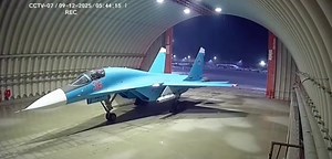 Pilotul mai experimentat îi explică celuilalt cum funcționează manetele de catapultare: "Fii atent aici, că doar o dată iti arăt!" Așa cum vă spuneam acum câteva zile, doi piloți ruşi s-au urcat într-un Suhoi34 şi s-au catapultat în plafonul buncărului. Sună a banc, dar nu este. Așa cum și video-ul ăsta pare real, deși nu cred că este. Rezultatul întâmplării? Cei doi piloți decedați, avionul făcut praf, tavanul buncărului pictat model "Car cu boi". | Alin Radu