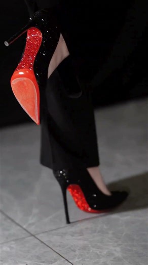 If I wore these on a first date, would there be a second? 😉🔥 #heels #datenight