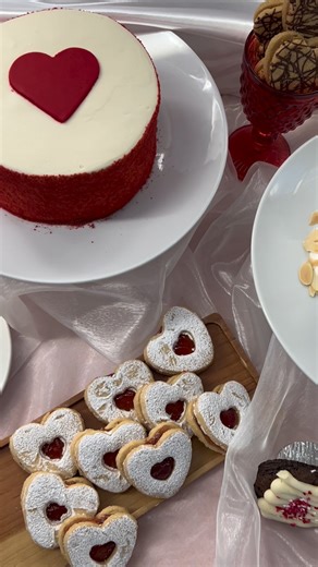 Así se ve una mesa preparada con amor 💘🍰 Postres que se comparten, momentos que se quedan y San Valentín que se disfruta mejor juntos. | Pastelerías Marisa