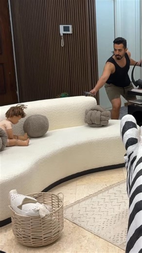 Reza & Sahar on Instagram‎: "پرنک رضا با عروسک دوران بچگیم 👻 از ترس یه جلد قرآنو خوند 😂 @farsi_friends"‎