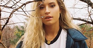 Female artists that you would 10/10 simp for?