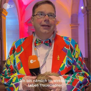 Gestern Abend gings im #ZDF närrisch zu! 🎉 Die Fernsehsitzung "Mainz bleibt Mainz, wie es singt und lacht" versammelte Fastnachtsfans im Kurfürstlichen Schloss. 🎭 Hinter den Kulissen haben wir die Mainzer Fastnachtsstars mal nach ihren echten Jobs gefragt. Spoiler: Einer von ihnen ist Trauerredner! Hättet ihr erraten, wer? 😉👇 🔗 "Mainz bleibt Mainz" in der #ZDFmediathek: https://kurz.zdf.de/XAun/ #ZDF #Fastnacht #MainzbleibtMainz #Helau | ZDF