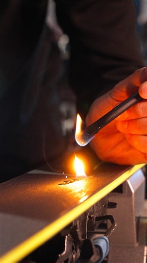 ÇA FARTE À NEUCH’ ⛷ on Instagram: "Avant la piste, il y a l’atelier 💎 Chez @ca_farte_a_neuch on aime partager en toute transparence notre passion et notre savoir-faire avec nos client·es 🤍 Celles et ceux qui prennent le temps de savourer une fondue au fromage 🫕 à prix libre, installés dans notre télécabine, peuvent observer chaque geste, chaque outil et chaque machine @montanasportinternational indispensables à l’entretien de leur matériel de glisse ✨ Dans cette vidéo, on t’embarque au cœur d