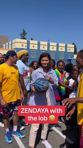 I gotta see Zendaya hoop now #zendaya #basketball #shoutoutot (via @HOOPBUS, @Elvin Rodriguez)