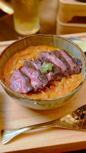 เป็นโปรเจคที่ยากสุดๆ แบบที่เราไม่เคยทำมาก่อน พวกเราใช้เวลาครึ่งปี ในการพัฒนาสูตรร่วมกับเนิร์ดเนื้อ จนได้ออกมาเป็น 3 เมนูพิเศษ ในซีรี่ส์เนิร์ดเนื้อ ทุกเมนูเกิดจากความตั้งใจ ที่อยากมอบสิ่งดีๆให้กับลูกค้าของพวกเราทุกคน อยากให้ได้มาลองกันให้ได้สักครั้ง พร้อมเสิร์ฟแล้ววันนี้ - 31 มกราคม 2569 เท่านั้นน้า ____________________________ 📍ข้าวโซอิ Mega Bangna Everyday 10:00 – 22:00 ( last order 21:30 ) 📍ข้าวโซอิ Central Rama 9 Everyday 10:00 – 22:00 ( last order 21:30 ) 📍ข้าวโซอิ Siam Paragon Everyday 1