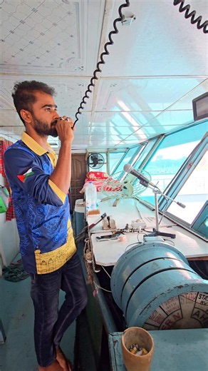 Signaling another ship with VHF! Have you ever seen this? #reels #travel