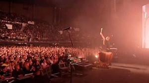 Il y a tout juste un an s’achevait l’A.M.O.U.R Tour. Merci pour cette année partagée et pour tous ces moments vibrants… On continue en 2026 dans les théâtres ! Je vous souhaite à tous beaucoup d’amour, de musique, et de passer de merveilleuses fêtes en famille et entre amis. À bientôt, Calo Extrait inédit Live A.M.O.U.R Tour « La fin de la fin du monde » 🎥 : @pezlo70 | Calogero