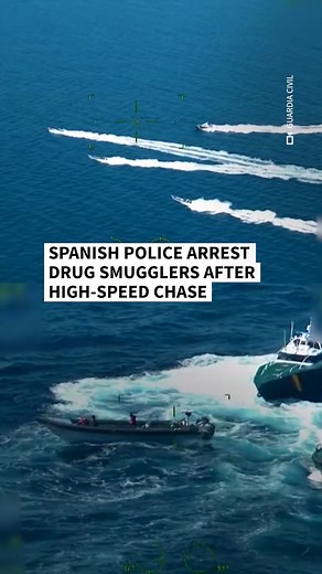 Spanish police have arrested four people attempting to smuggle 1,700 kilos of hashish into the country after a high-speed sea chase. 😱 📹 AFP | The Local Spain