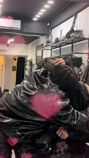 紅21 新中式暗黑個性女裝 on Instagram: " 敢親就敢折！  情人節來紅21門市，情侶現場親 3 秒，即享全單 9 折！ 敢不敢挑戰？ 來  活動時間：03.14 (五) - 03.18 (二）  活動地點：紅21門市  單身？ 別擔心！找個朋友借 3 秒也行"