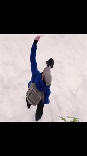 Kejadian di Aceh Tamiang. Detik detik menegangkan seorang pemuda terjebak banjir. Pihak keluarga menyampaikan rasa syukur atas keselamatan putranya serta berterima kasih kepada para kerabat dan masyarakat yang telah memberikan bantuan. Mereka juga berharap doa yang sama mengalir untuk masyarakat di Aceh yang masih terdampak banjir. [🎥: Desna Afdian] #evakuasi #banjirbandang #aceh