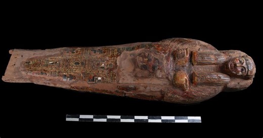 Découverte d’une vingtaine de sarcophages et de précieux papyrus à Louxor