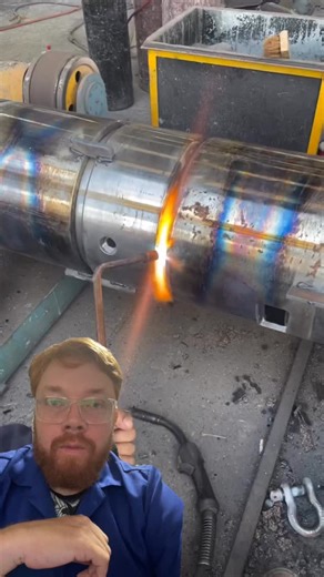 Prof. Paredes on Instagram: "Você sabe por que peças grandes exigem fogo antes da solda? O pré-aquecimento é vital em materiais de grande espessura para reduzir o gradiente térmico e controlar a taxa de resfriamento. Isso evita a formação de fases frágeis na ZTA (Zona Afetada pelo Calor) e minimiza tensões residuais, prevenindo trincas a frio e garantindo a integridade estrutural da união. 🔥🛠️ #Engenharia #Soldagem #Mecânica #Indústria #Tecnologia"