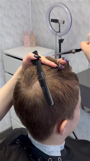 Как проходит консультация в барбершопе BadBoy?Сейчас покажем всю кухню изнутри! 🔍 1. Анализ: Изучаем тип лица и структуру волос. 2. Диалог: Выясняем пожелания, образ жизни и сколько времени вы готовы тратить на укладку. 3. Рекомендация: Предлагаем 2-3 варианта стрижек, которые будут идеально работать именно на вас. 4. Визуализация: Показываем на фото, как это будет выглядеть. В этом видео мы прошли все этапы с нашим клиентом. Итог — стрижка, которая подчеркивает его лучшие черты и экономит врем