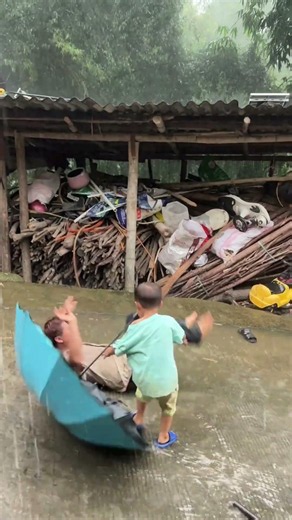 Unexpected Laughter in Rainy Days – Go Viral