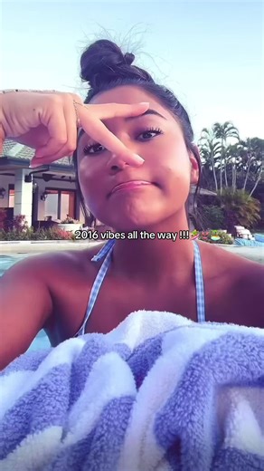 Enjoying 2016 Vibes at the Pool in Hawaii