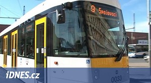 VIDEO: Žlutá tramvaj Evička svezla v Praze první cestující - iDNES.cz