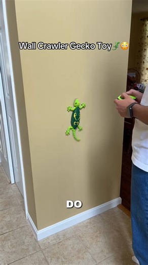 ✨ Meet the Electric Climbing Lizard - the toy that actually keeps kids engaged! 🦎 Crafted with non-toxic ABS material for safe play, its lifelike movements and glowing LED eyes naturally pull children away from screens. Perfect for creating joyful family moments and making unforgettable gifts! 🎁 | Expressionu