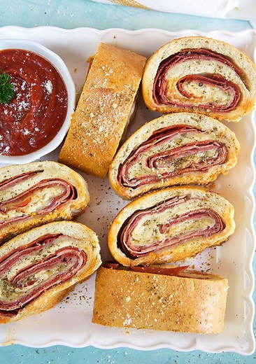 Easy Stromboli Recipe (Quick Weeknight Dinner)