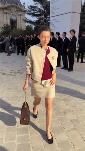 Vogue Hong Kong on Instagram: "英泰混血演員 Becky @Beccca 現身 @CHANELOfficial 巴黎 2026 春夏時裝騷，她今次米色優雅造型出席，準備見證新任創意總監 @Matthieu_Blazy 首作盛大發布！ Thai-British actress Becky is live in Paris to attend the Chanel Spring/Summer 2026 fashion show! She rocks an elegant white outfit for this momentous new chapter at Chanel, where creative director Matthieu Blazy writes a fresh narrative for the brand. Video Courtesy Of @Enzopoly #voguehkcelebrity"